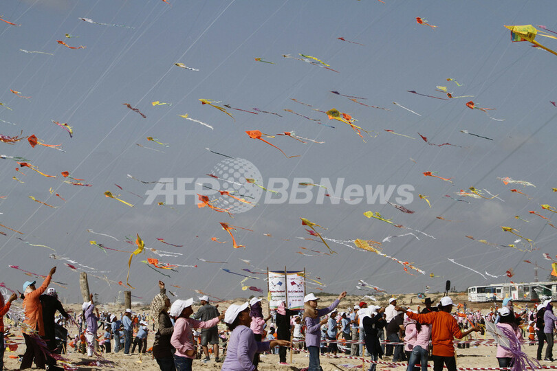 7200人「一斉たこ揚げ」でギネスに挑戦、ガザ地区の子どもたち