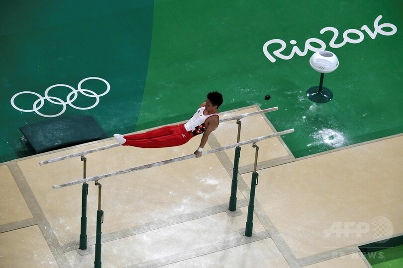 体操男子日本は団体予選4位、鉄棒落下の内村は個人総合2位につける