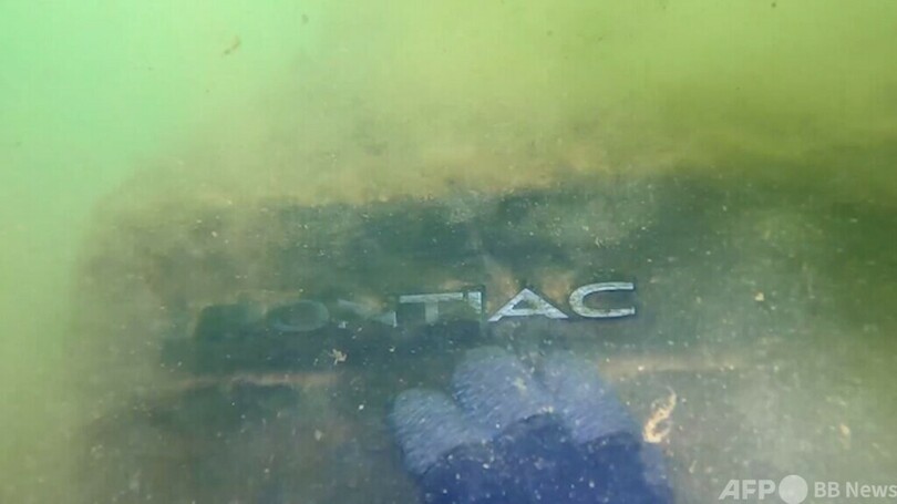 21年前失踪の10代男女、ユーチューバーが川で車発見 米