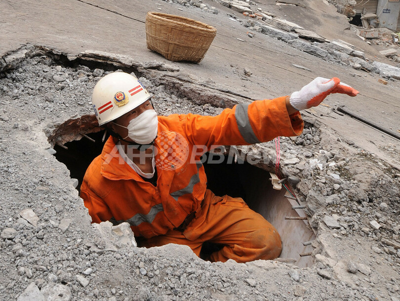 四川大地震、捜索犬を使った救助活動