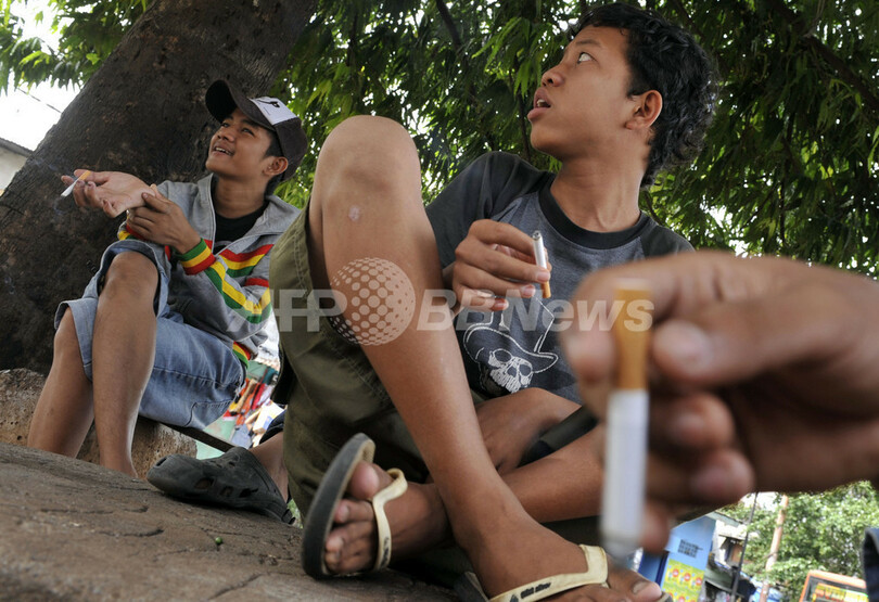 2歳児がたばこ、インドネシアのたばこ依存問題浮き彫りに