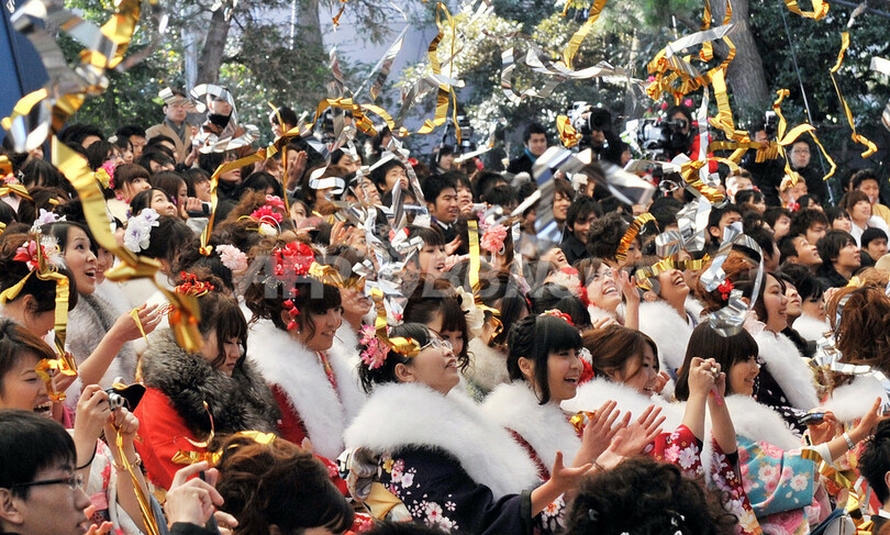 ディズニーランドで成人式、ミッキーが祝福 千葉・浦安