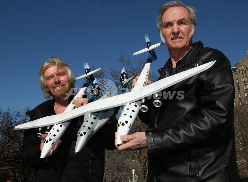 ヴァージン・ギャラクティック、有人宇宙旅行用の宇宙船模型を公開