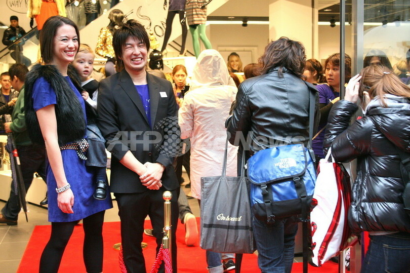 Jimmy Choo for H&M発売開始、約3000人が行列