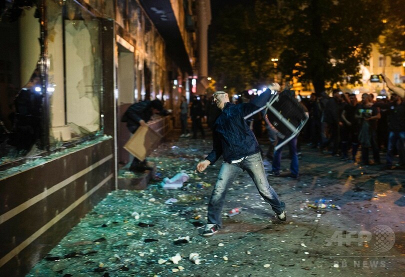 デモ隊が大統領府に放火 マケドニア、盗聴疑惑で抗議激化