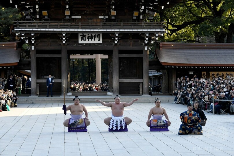不祥事続出から再建目指す相撲界、3横綱が奉納土俵入り