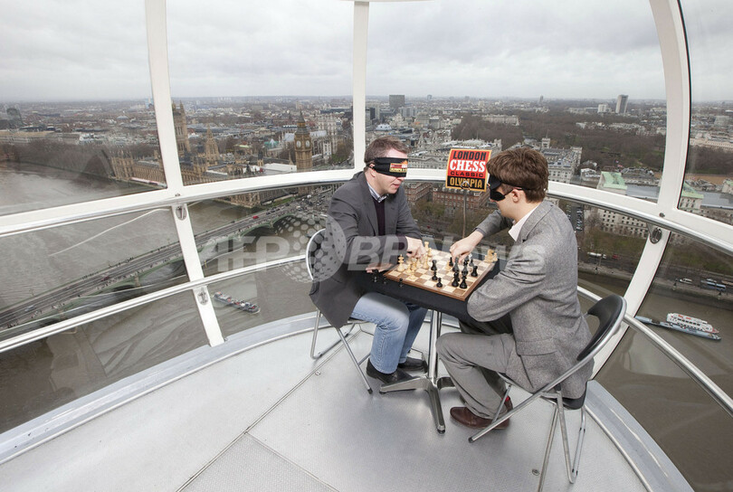 ロンドンの空中で「目隠し」チェス、名人ならでは？