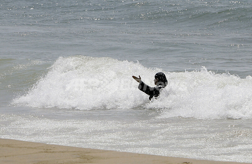 ベールをまとって海水浴を楽しむイスラム女性、レバノン