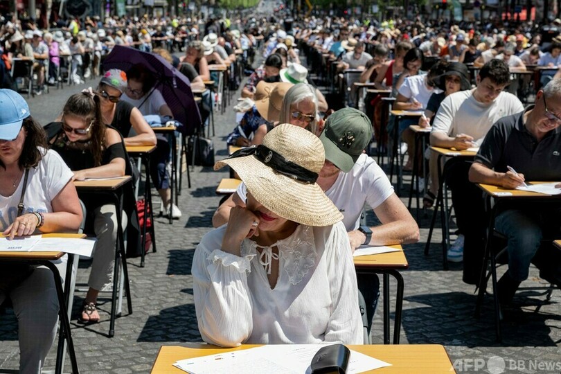 シャンゼリゼ通りで書き取り大会 仏パリ