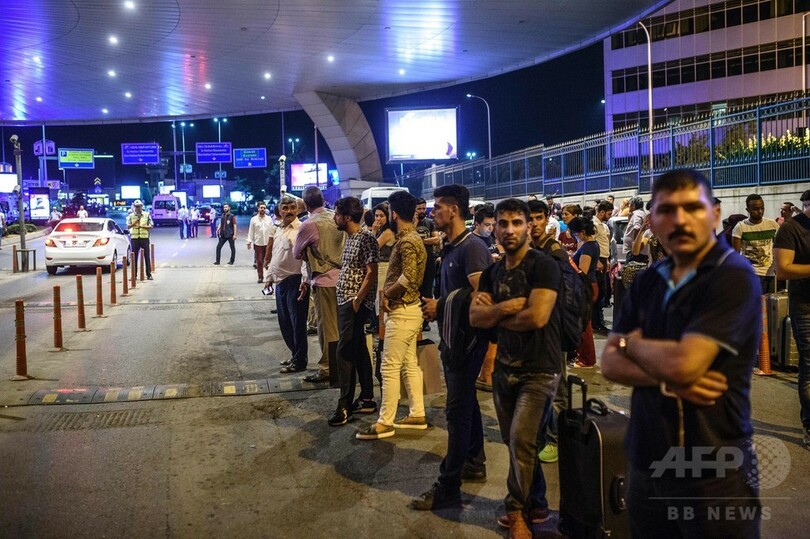 イスタンブールの空港で連続自爆攻撃、少なくとも28人死亡