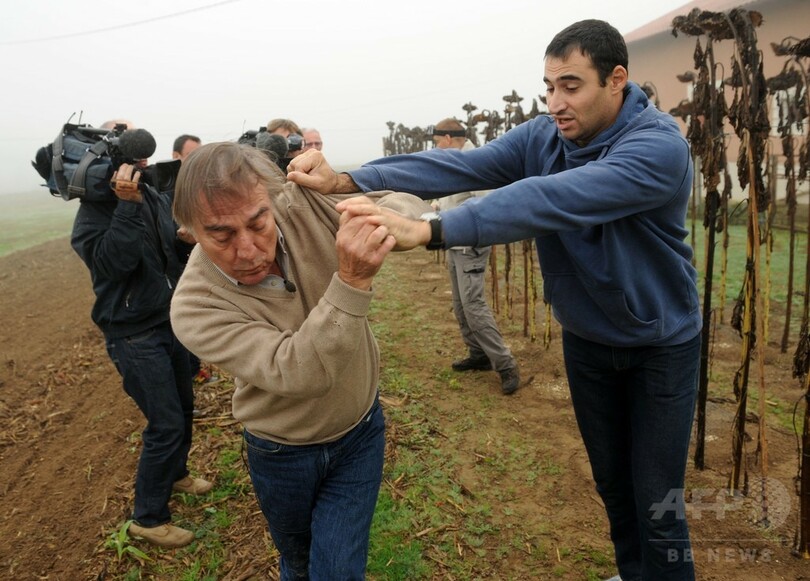 ブリーフ姿でシャベル手に激高 愛鳥家撃退の仏男性、ネットで話題