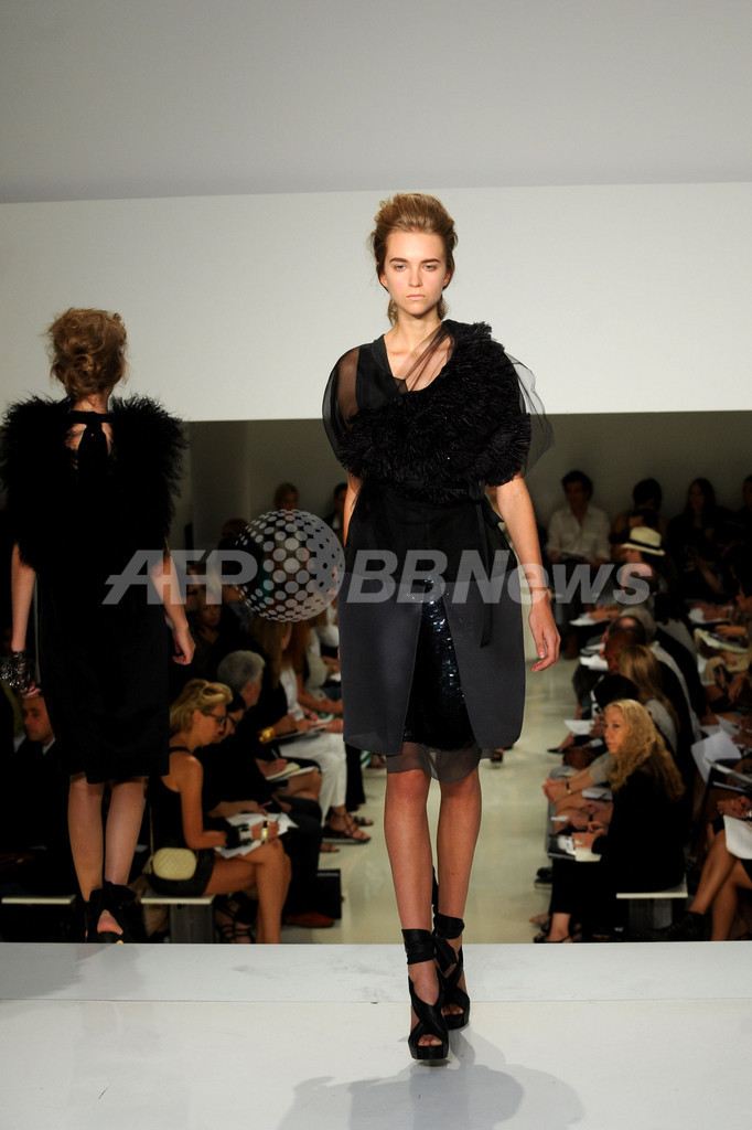 ＜10年春夏ＮＹコレクション＞ヴェラ・ウォン、新作を発表