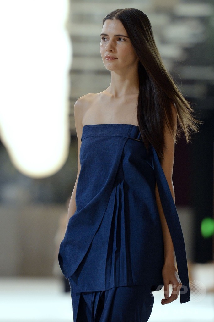 緩やかなシルエットでシックな装い、「クリストフ・ルメール」15年春夏