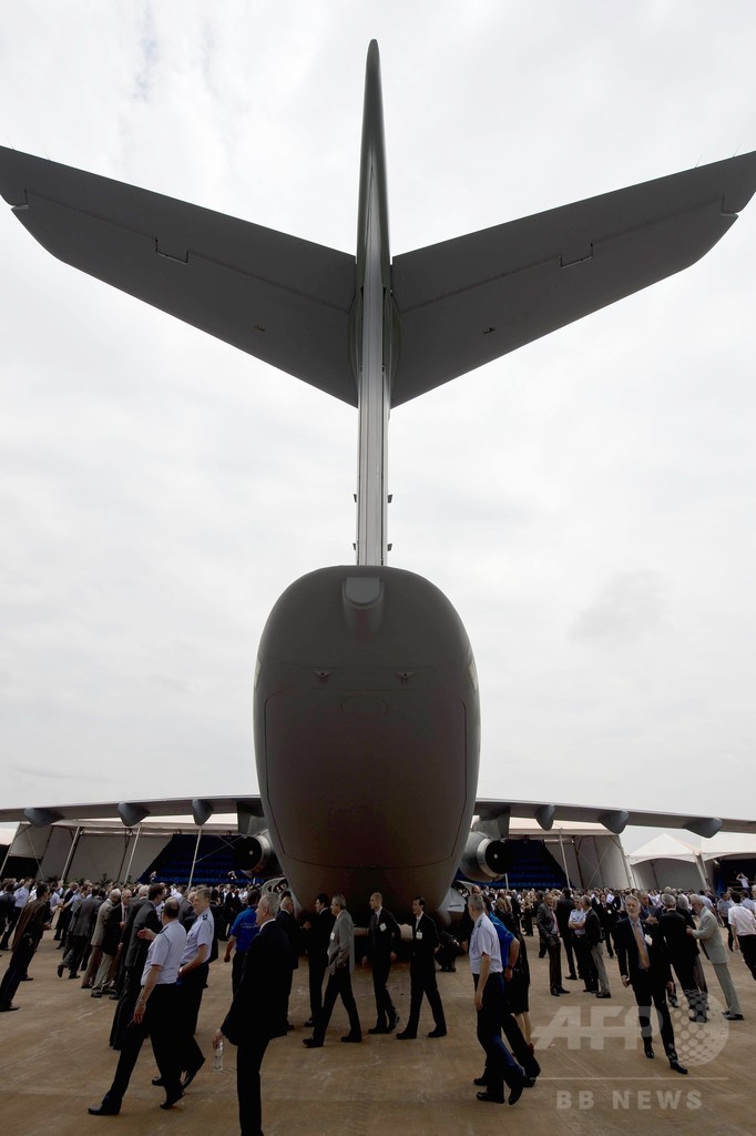 ブラジル・エンブラエル社、新型輸送機KC-390を公開