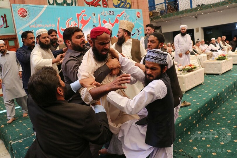 パキスタン前首相、イスラム神学生に靴投げ付けられる