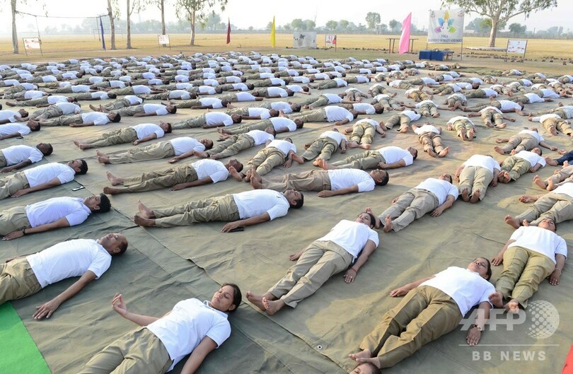 首相も軍人も犬も！「国際ヨガの日」 インド