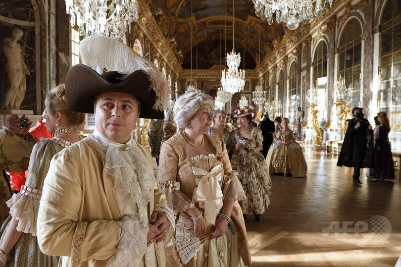 17世紀の衣装に身を包みヴェルサイユ宮殿に集う人たち