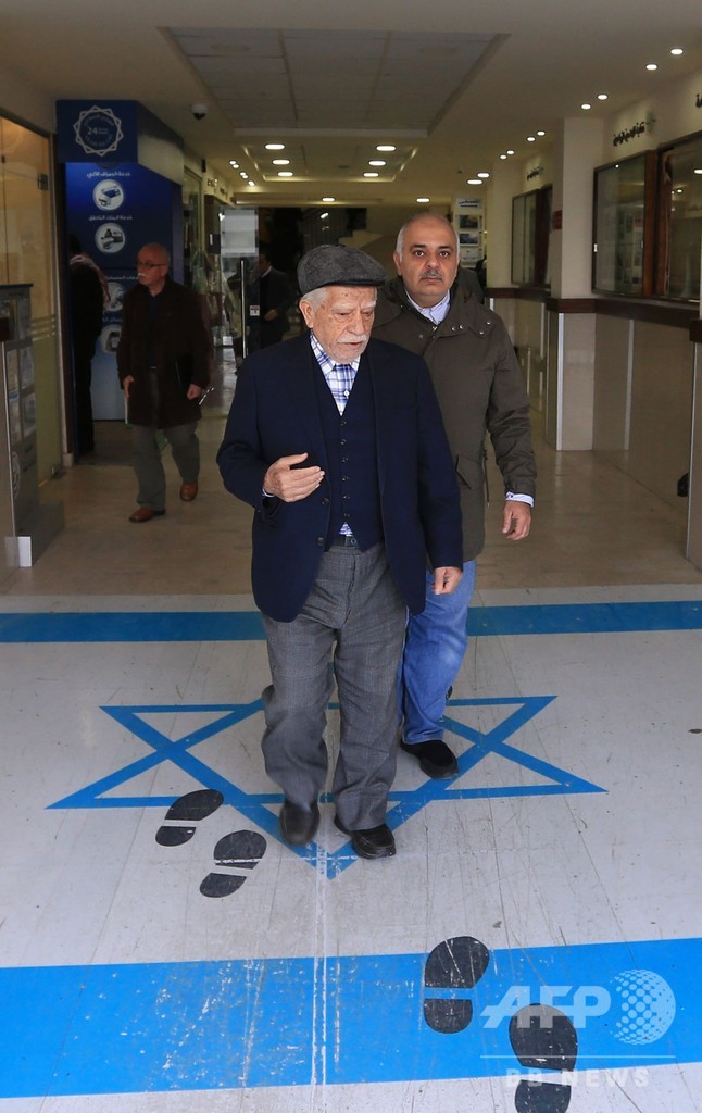 国旗踏むヨルダン大臣の写真、イスラエルが抗議