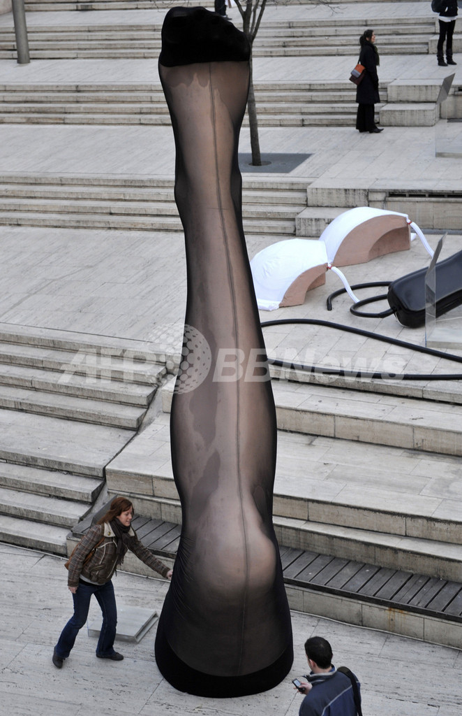 ストッキングにドライヤー、女性を変えた道具たちの巨大オブジェ