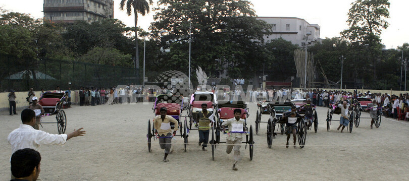 コルカタの街を100台の人力車が疾走、インド