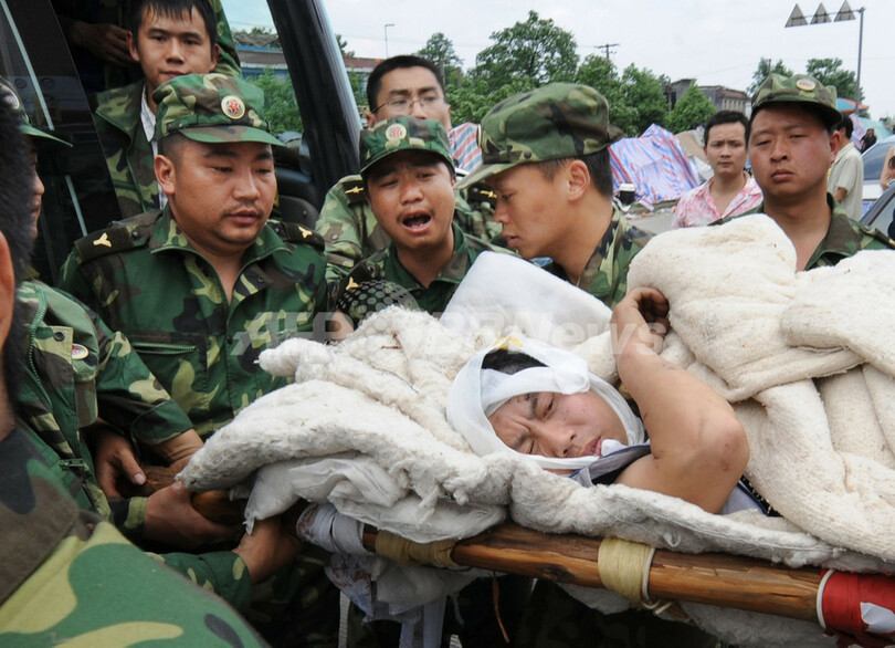 四川大地震、死者不明者4万人以上に