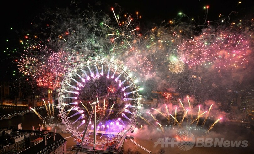 ロンドン、「味付きの雪」降る花火大会で新年祝う