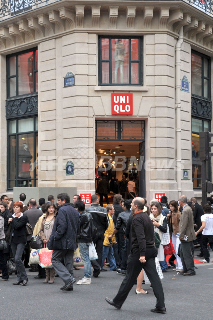 ユニクロ・パリ旗艦店オープン、パリっ子が行列