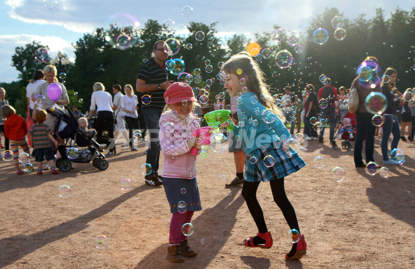 大きなシャボン玉できた！　リトアニアでイベント