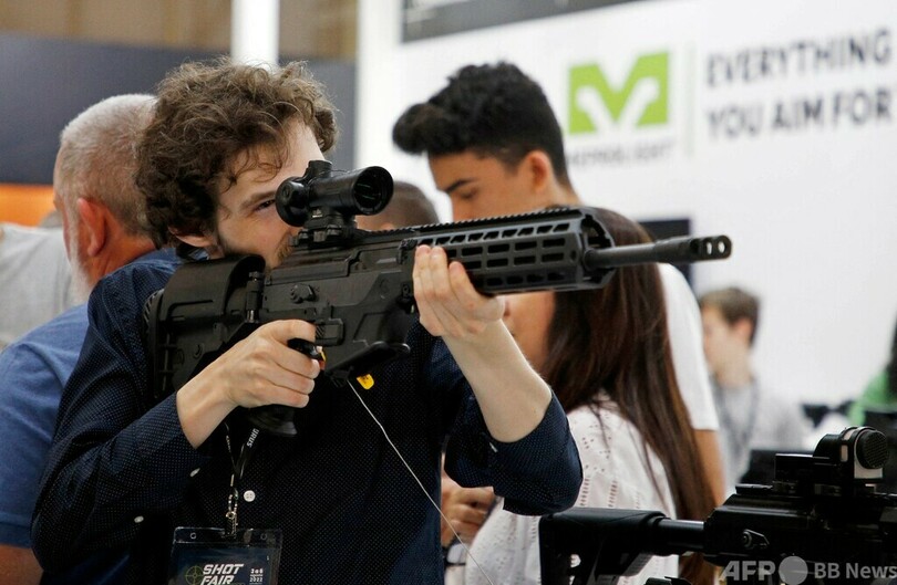 犬も興味津々？ ブラジルで銃器見本市