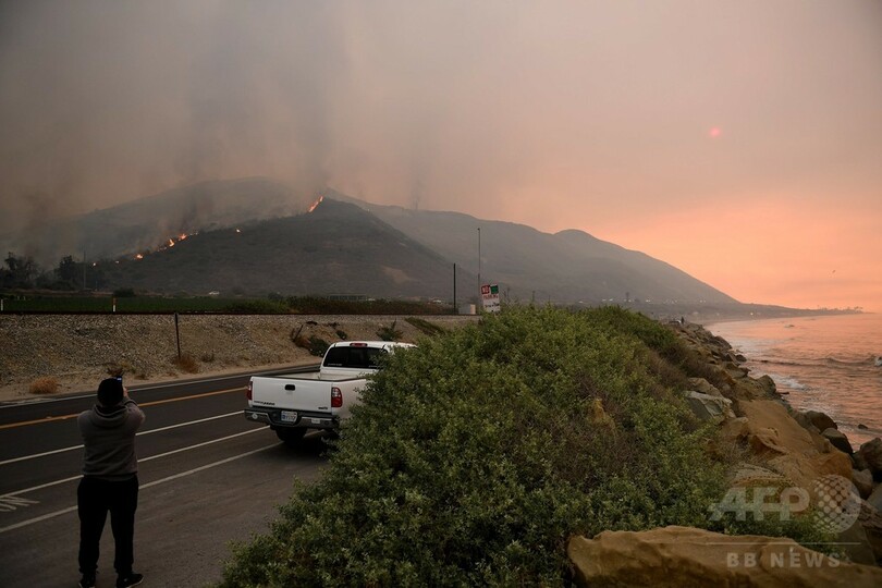 ロス近郊で新たに出火 米カリフォルニアで山火事拡大