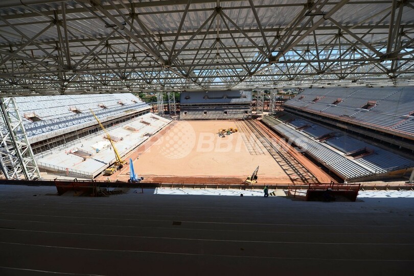 半年後にW杯開幕控えるスタジアム、ピッチは「砂漠」