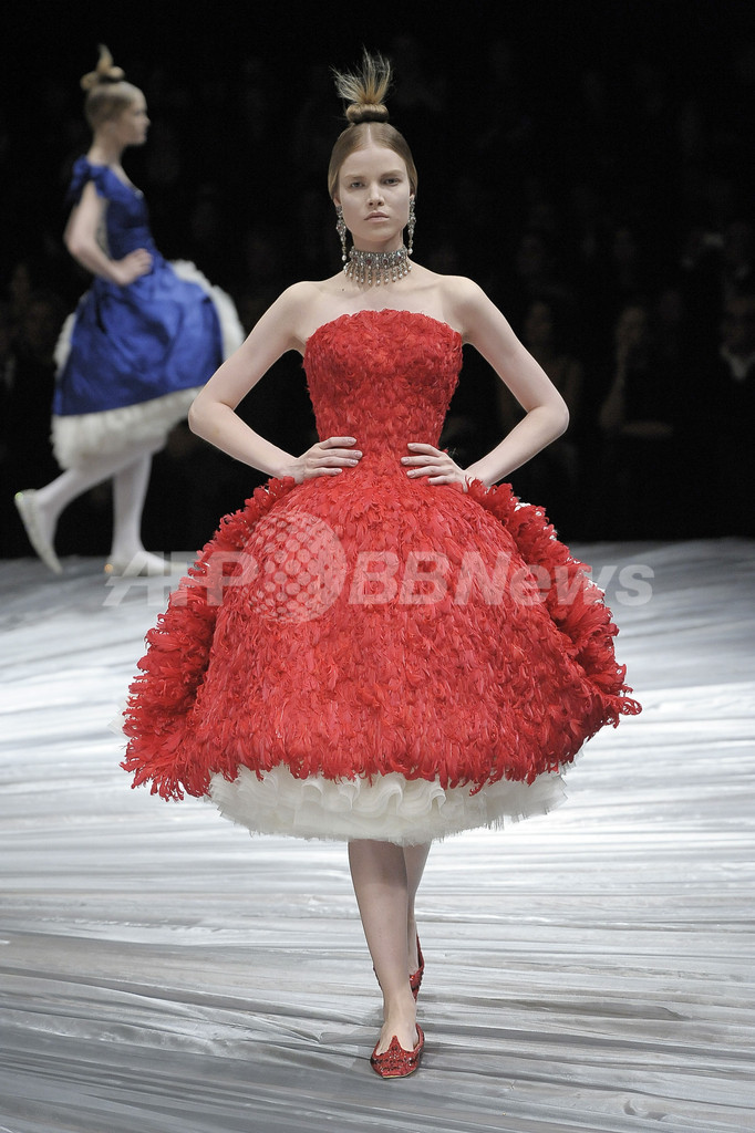 ＜08/09年秋冬パリ・コレクション＞アレキサンダー・マックイーン、新作を発表