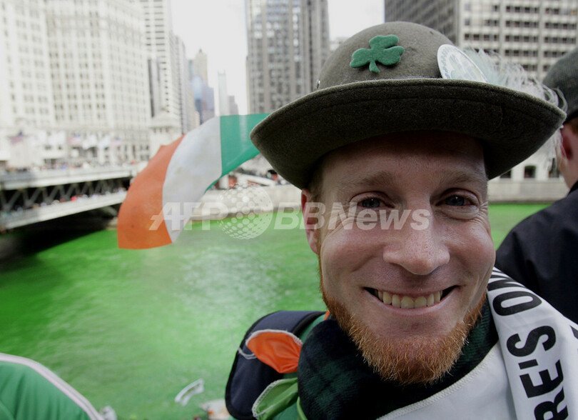 聖パトリックデーで緑に染まる川 - 米国