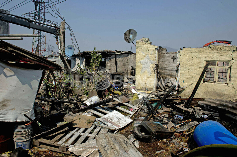 メキシコ首都郊外でタンクローリーが爆発、死者24人