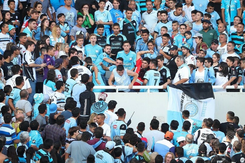 味方サポーターにスタンドから突き落とされ観客死亡、アルゼンチン