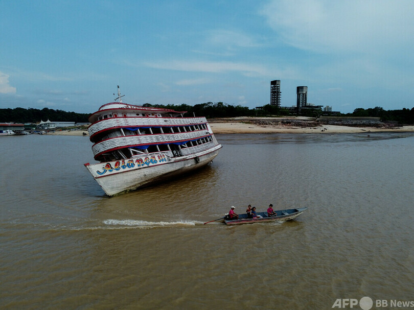 【今日の1枚】フェリーが座礁、アマゾン最悪の乾季 ブラジル