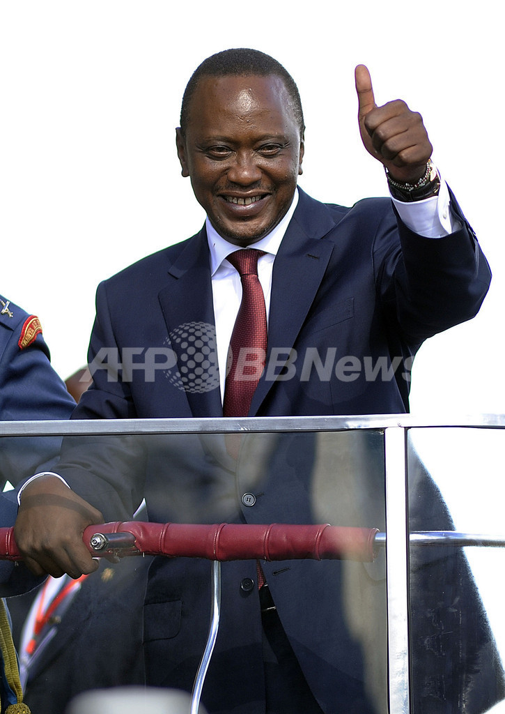 ケニヤッタ氏がケニア大統領に就任
