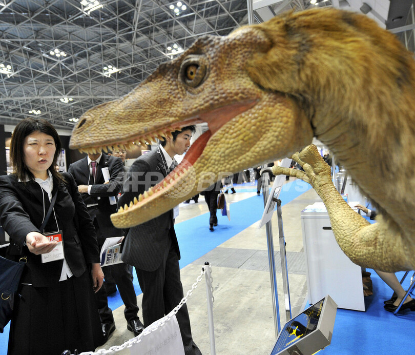 恐竜が会場でお出迎え、液圧システム技術の見本市開催