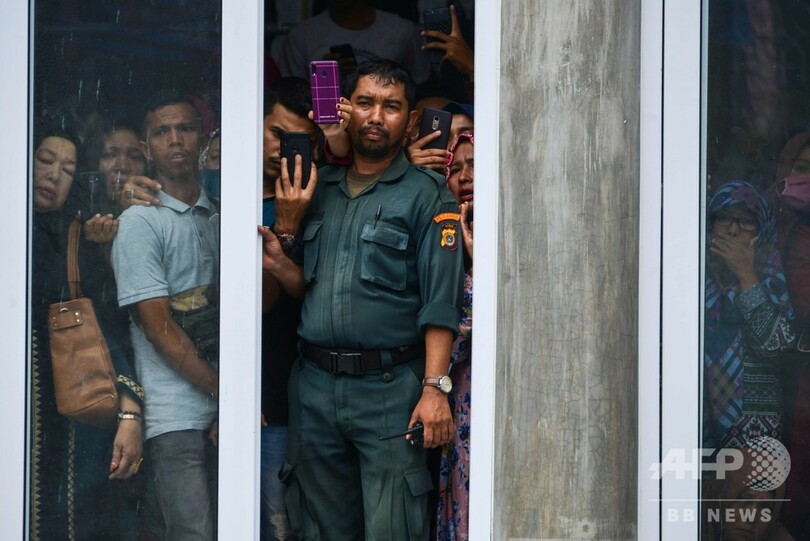 インドネシアでまた公開むち打ち刑、子ども含む大勢が「見物」