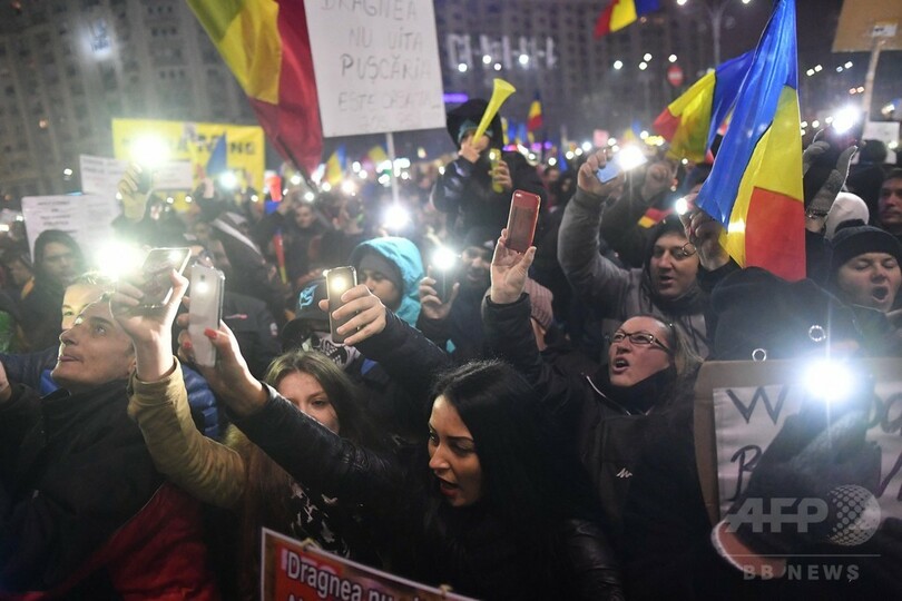 ルーマニア抗議デモ続く、50万人参加 政府の退陣要求