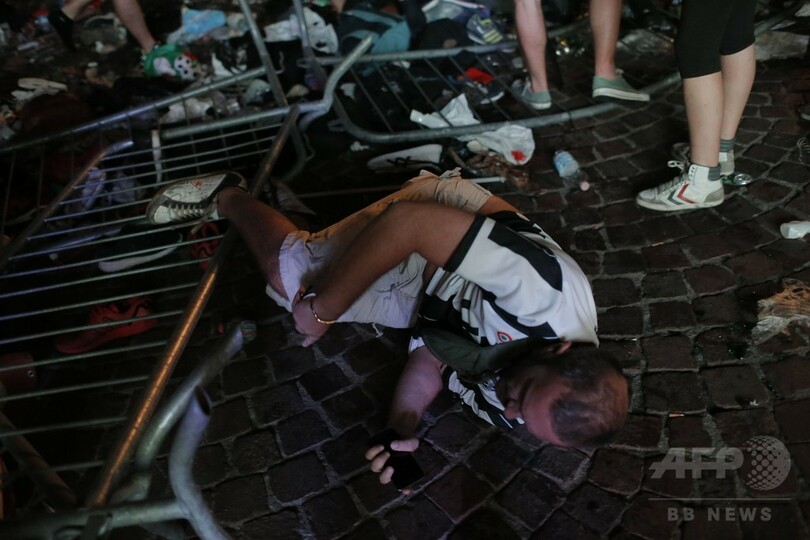 爆発音でパニック、CL観戦のユーベファン200人負傷 伊トリノ