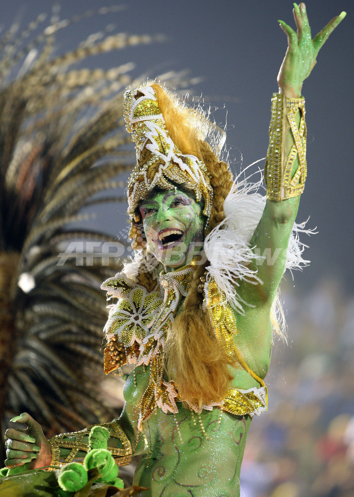 ブラジル・リオのカーニバル、一夜目から興奮は最高潮