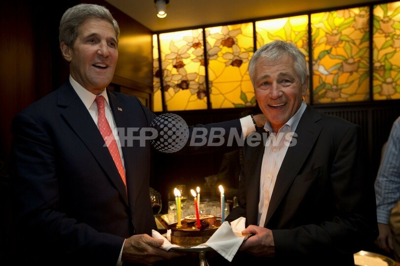 ほおも緩んだ？米国防長官、ケリー長官から誕生日ケーキ贈られる