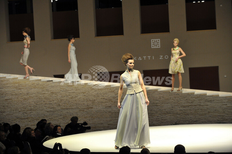 ハンガリー人デザイナーKatti Zoob、パリ・コレ参加10周年記念ショー開催