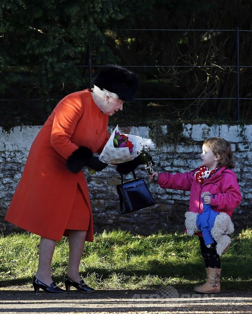 英女王の前に「小さなサンタ」が行列、王室のクリスマス