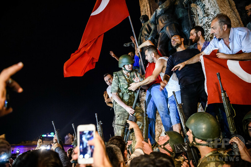 トルコでクーデターか、「全権掌握」と発表 空港周辺に戦車