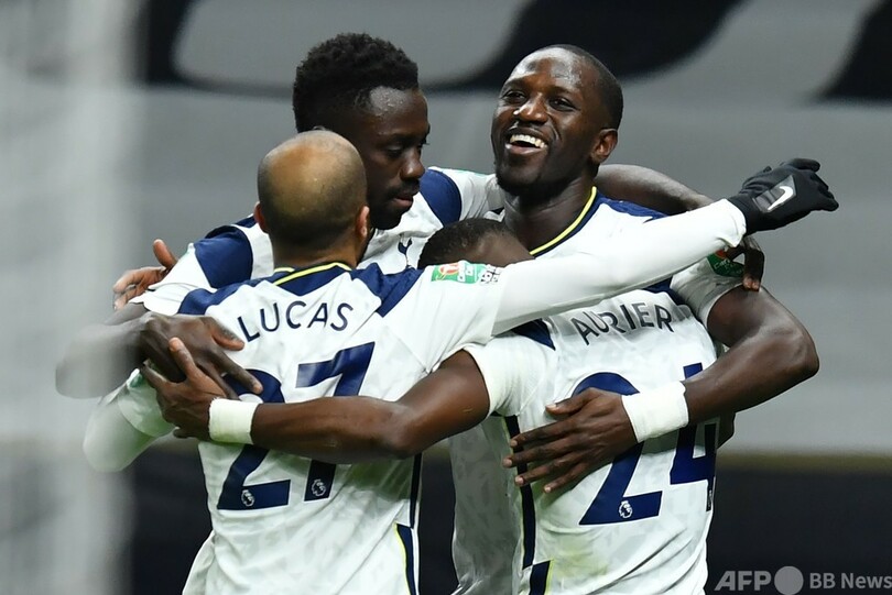 スパーズがリーグ杯決勝進出、モウ監督「今は忘れよう」