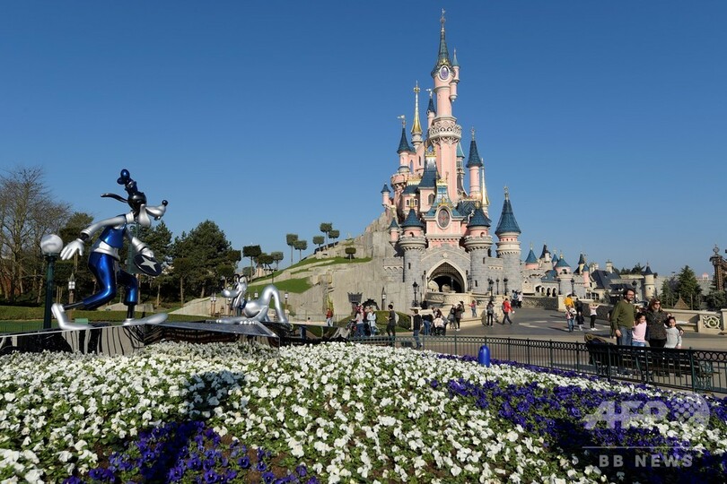 仏ディズニーランドで故障音を「攻撃」と勘違い、来園者がパニックに