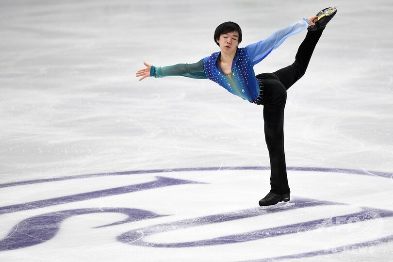 羽生が世界最高得点でSP首位発進、フィギュア四大陸選手権