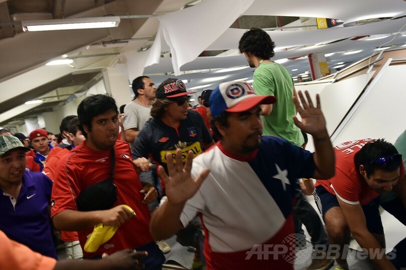 チリのファンがW杯会場内に侵入、85人逮捕